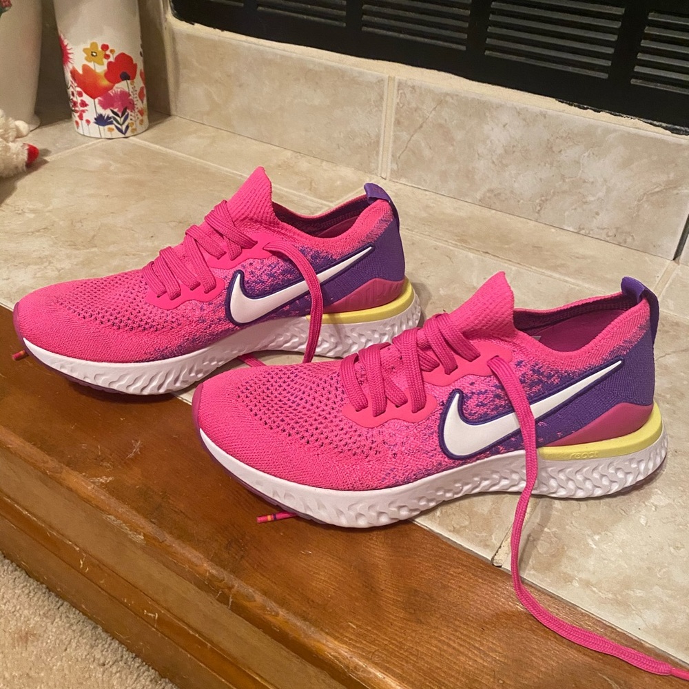 Nike Epic React Flyknit in Fuchsia/white